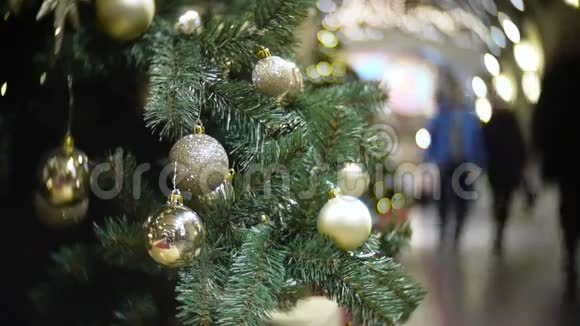 金色镜子和哑光球新年和抽象模糊的购物中心背景与圣诞树装饰视频的预览图