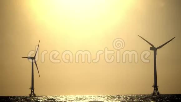 日落时的风车风力发电机的剪影视频的预览图