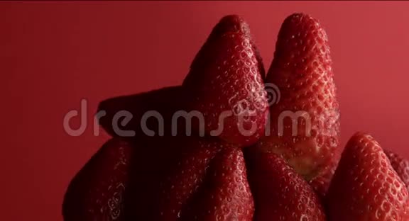 草莓在红色背景上旋转视频的预览图