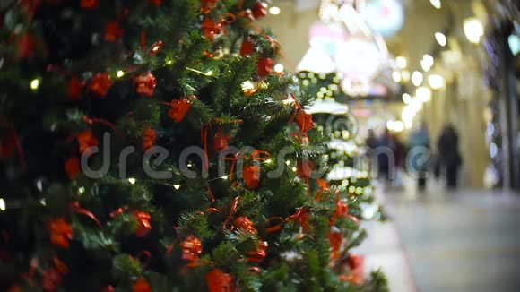 红色相机球新年和抽象模糊的购物中心背景与圣诞树装饰视频的预览图