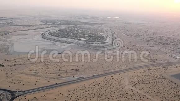 迪拜阿拉伯联合酋长国阿联酋2017年11月20日迪拜及其周围环境的俯视图高速公路的交通视频的预览图
