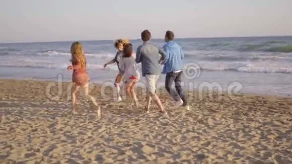 年轻人在海滩上跑步视频的预览图