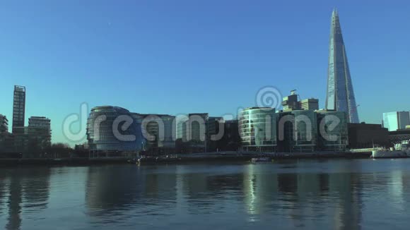 泰晤士河沿岸的办公楼视频的预览图