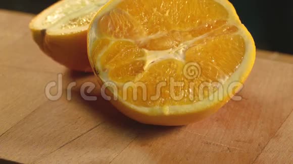 鲜橙果半木制背景上烤制的橙色薄片视频的预览图