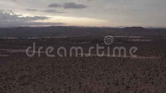 沙漠中的日落飞过树木和灌木视频的预览图