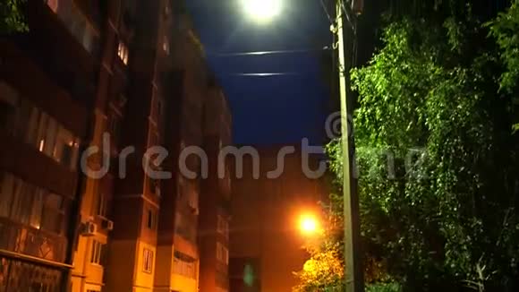 街道上夜间点燃和褪色的路灯视频的预览图