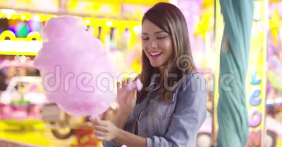 年轻女子吃着糖果牙线视频的预览图