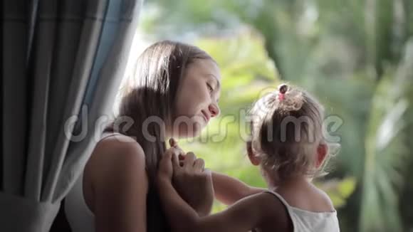 漂亮的母亲抚慰和拥抱哭泣的女婴视频的预览图