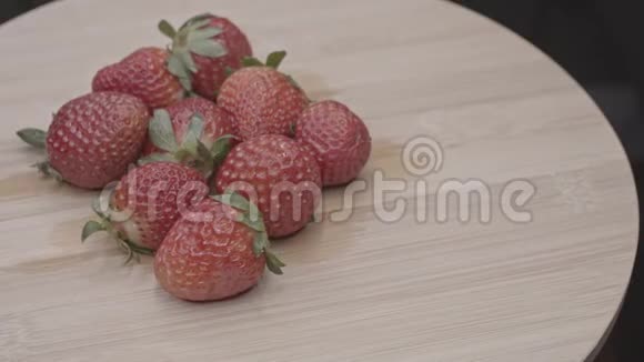未分级有机草莓旋转镜头视频的预览图