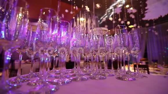 餐厅大厅自助餐桌上的香槟空杯自助餐桌餐厅内部酒杯视频的预览图