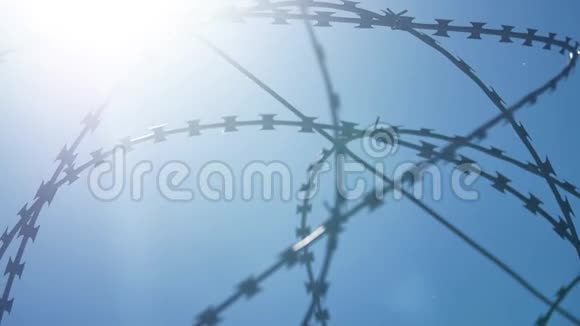 铁栅栏刺在监狱里阳光照耀着蓝色监狱营地的背景天空视频的预览图