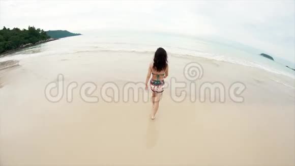 年轻漂亮的女旅行者走向大海视频的预览图