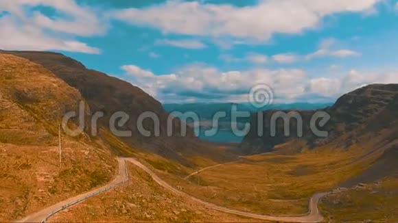 蜿蜒的山路视频的预览图