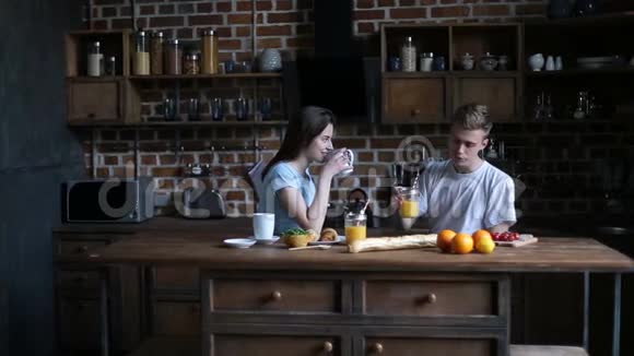快乐的一对夫妇一起在厨房度过一个早晨视频的预览图