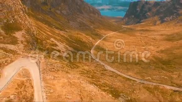 蜿蜒的山路视频的预览图