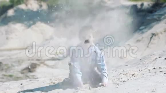 小男孩向照相机扔沙子被宠坏的孩子视频的预览图