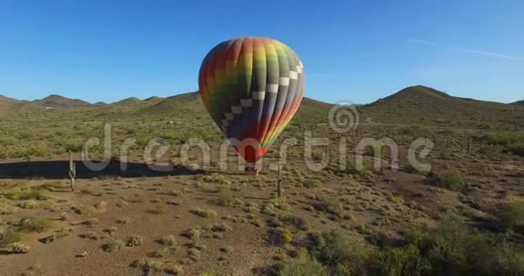 露天沙漠热气球飞走了视频的预览图