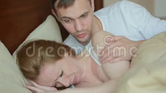 伤心的女人被她的伴侣安慰视频的预览图