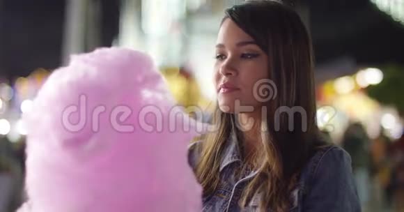 嘲笑年轻女人吃粉色糖果牙线视频的预览图