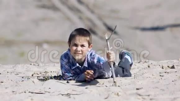 小男孩在沙滩上爬视频的预览图