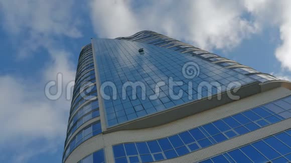 一座现代化的城市办公楼玻璃立面天空倒影摩天大楼视频的预览图