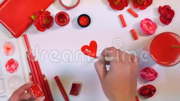 4K许多人的心被画在纸上红色调色板情人节或母亲节的概念视频的预览图