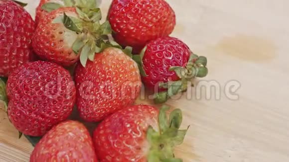 有机草莓旋转镜头视频的预览图