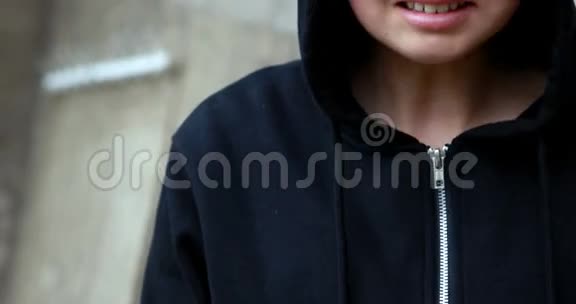 焦虑不安的少女穿着黑色的头罩夹克视频的预览图