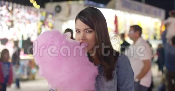 嘲笑年轻女人吃粉色糖果牙线视频的预览图