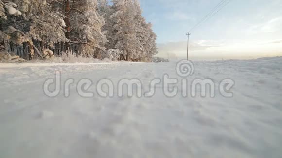 一个人走在冬天下雪的路上视频的预览图