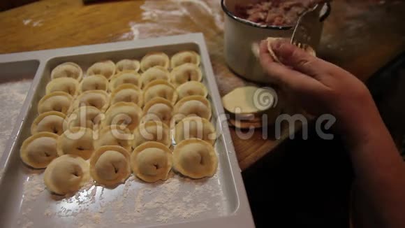 俄罗斯馅饼准备碎肉包面团视频的预览图