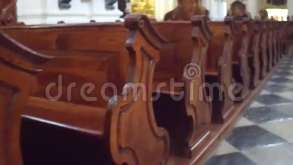 一排排天主教堂里的木凳4Ksteatam视频视频的预览图