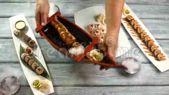 手拿盘子和寿司视频的预览图