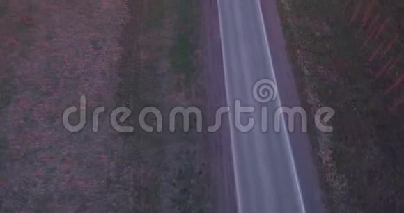 空中景观与乘坐高速公路卡车和几辆汽车在日落4K视频的预览图
