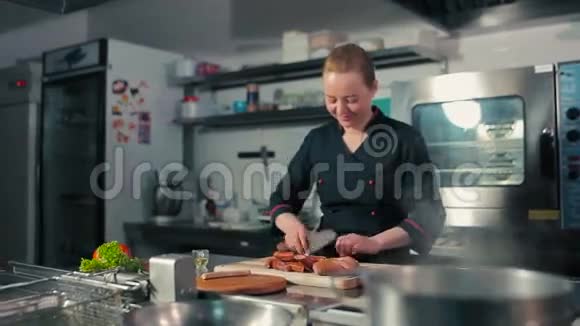 厨师在切割板上切香肠视频的预览图