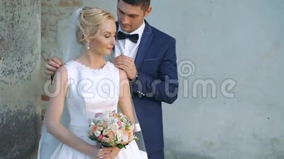 新婚夫妇站在户外拥抱慢慢地视频的预览图