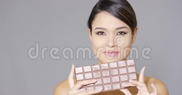 漂亮女人咬着一块巧克力视频的预览图