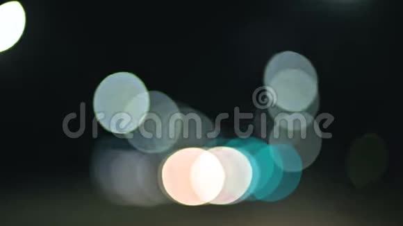 夜间乡村道路上的彩灯公路交通灯的移动圆圈散焦夜路视频的预览图