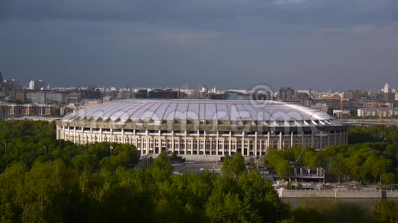从麻雀山看卢日尼基体育场莫斯科俄罗斯2017年5月23日拍摄实时拍摄视频的预览图