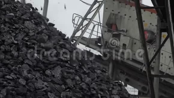 一颗煤掉进煤堆的特写镜头视频的预览图