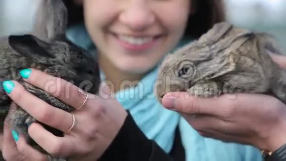 男人和女孩手里拿着兔子视频的预览图