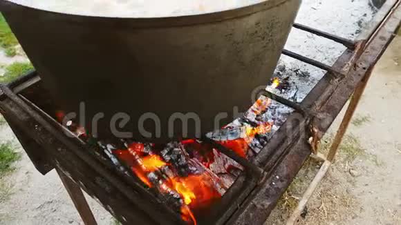 博格拉奇汤配辣椒肉豆蔬菜饺子传统匈牙利古拉什在大锅熟食视频的预览图