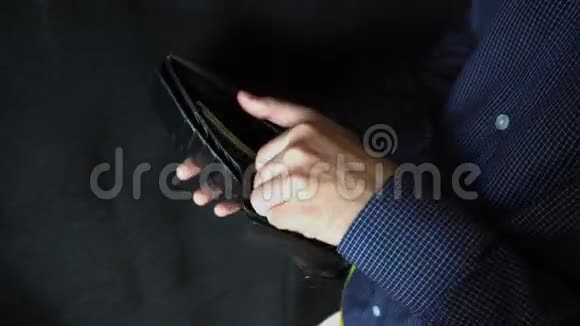 从钱包里拿钱那人打开皮夹掏出一张美元钞票视频的预览图