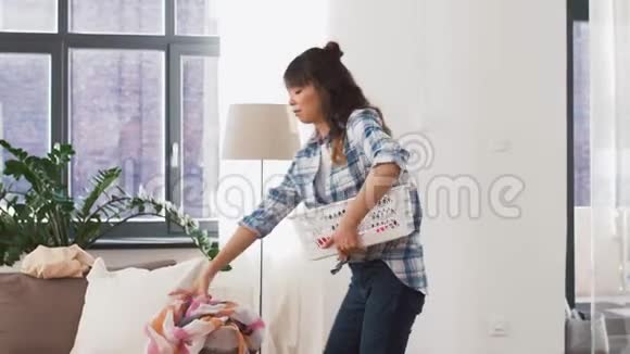 亚洲女人在家里洗脏衣服视频的预览图