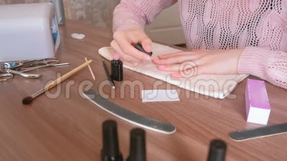 女人在指甲上涂第一层粉红色的紫胶特写镜头视频的预览图