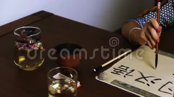 女孩写中国传统书法视频的预览图