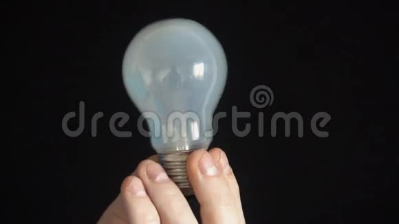 灯泡在一个黑人青年手中亮起视频的预览图