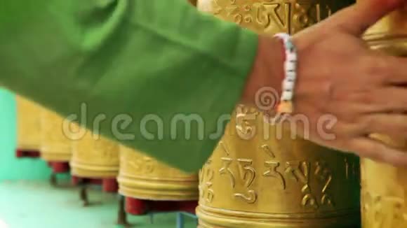 人类的手转动神圣的西藏祈祷轮视频的预览图