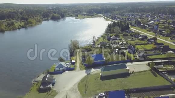 湖边小度假小镇的俯视图录像森林和湖泊附近村庄的俯视图视频的预览图