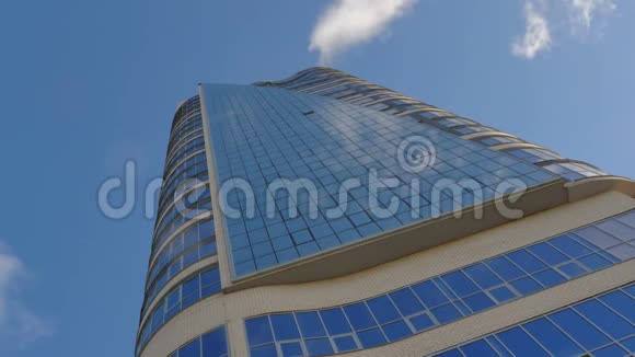 一座现代化的城市办公楼玻璃立面天空倒影摩天大楼视频的预览图